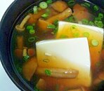 なめこと豆腐の汁物